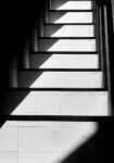 Πίνακας σε Καμβά BLACK AND WHITE ARCHITECTURAL STAIRCASE