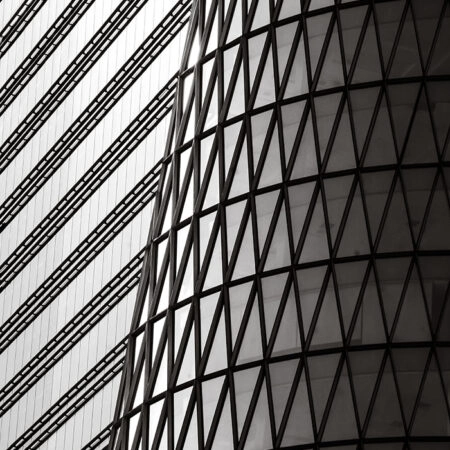 Πίνακας σε Καμβά BLACK AND WHITE ARCHITECTURAL TRIANGLE FACADE - Πολεις και Αρχιτεκτονικη Sticky 5