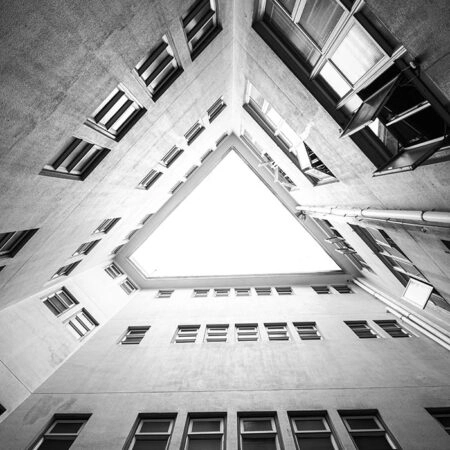Πίνακας σε Καμβά BLACK AND WHITE ARCHITECTURAL TRIANGULAR COURTYARD - Πολεις και Αρχιτεκτονικη Sticky 5