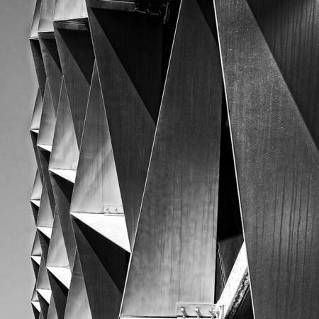 Πίνακας σε Καμβά BLACK AND WHITE ARCHITECTURAL TRIANGULAR METAL PANELS - Πολεις και Αρχιτεκτονικη Sticky 5