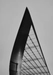 Πίνακας σε Καμβά BLACK AND WHITE ARCHITECTURAL TRIANGULAR ROOFTOP STRUCTURE