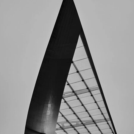 Πίνακας σε Καμβά BLACK AND WHITE ARCHITECTURAL TRIANGULAR ROOFTOP STRUCTURE - Πολεις και Αρχιτεκτονικη Sticky 5