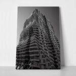 Πίνακας σε Καμβά BLACK AND WHITE ARCHITECTURAL TWISTING BUILDING