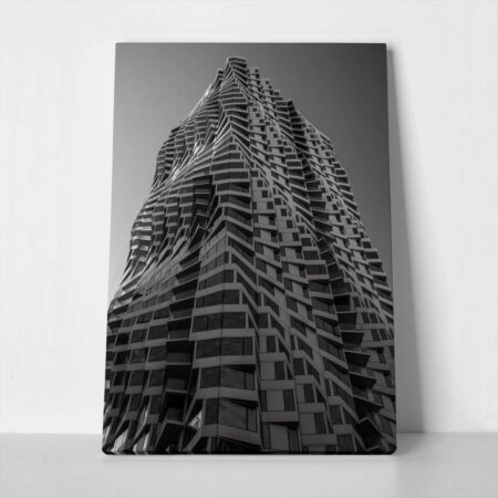 Πίνακας σε Καμβά BLACK AND WHITE ARCHITECTURAL TWISTING BUILDING - Πολεις και Αρχιτεκτονικη