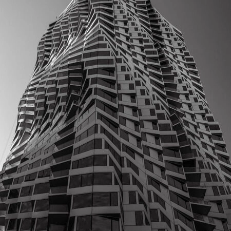 Πίνακας σε Καμβά BLACK AND WHITE ARCHITECTURAL TWISTING BUILDING - Πολεις και Αρχιτεκτονικη Sticky 5