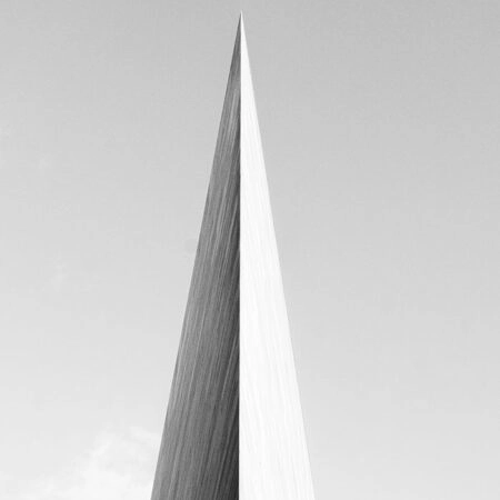 Πίνακας σε Καμβά BLACK AND WHITE ARCHITECTURAL VERTICAL WHITE PILLAR - Πολεις και Αρχιτεκτονικη Sticky 5