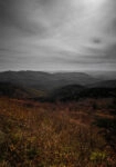 Πίνακας σε Καμβά RUSTIC FARMHOUSE FOGGY MOUNTAIN 2