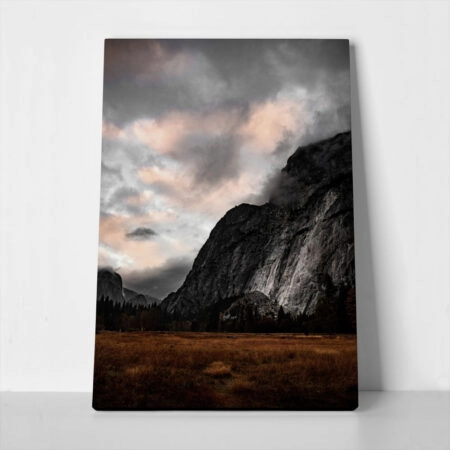 Πίνακας σε Καμβά RUSTIC FARMHOUSE FOGGY MOUNTAIN - 