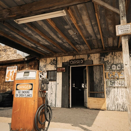 Πίνακας σε Καμβά RUSTIC FARMHOUSE GAS STATION -  Sticky 5
