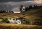 Πίνακας σε Καμβά RUSTIC FARMHOUSE HILL CABIN