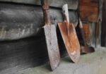 Πίνακας σε Καμβά RUSTIC FARMHOUSE OLD SHOVELS