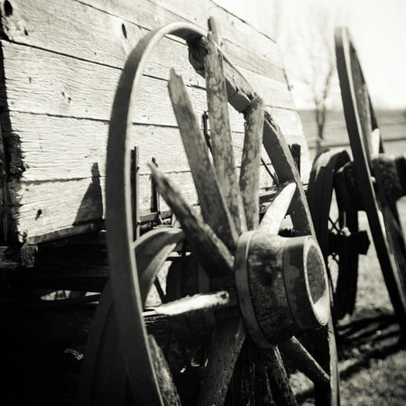 Πίνακας σε Καμβά RUSTIC FARMHOUSE OLD WHEELS 2 -  Sticky 5