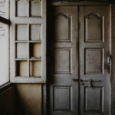 Πίνακας σε Καμβά RUSTIC FARMHOUSE WINDOW AND DOOR -  Sticky 5