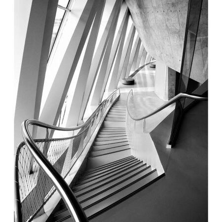 Poster BLACK AND WHITE ARCHITECTURAL CURVY STAIRCASE - Πολεις - Χαρτες Sticky 2