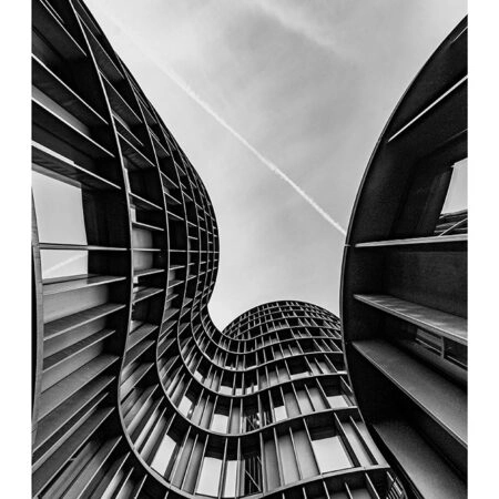 Poster BLACK AND WHITE ARCHITECTURAL FLOWING CURVED BUILDING - Πολεις - Χαρτες Sticky 2