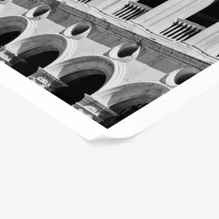 Poster BLACK AND WHITE ARCHITECTURAL GOTHIC FACADE - Πολεις - Χαρτες Sticky 1
