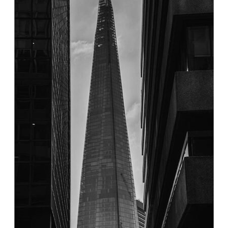 Poster BLACK AND WHITE ARCHITECTURAL PYRAMID SKYSCRAPER - Πολεις - Χαρτες Sticky 2