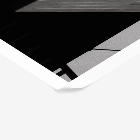 Poster BLACK AND WHITE ARCHITECTURAL SHADOWED BUILDING - Πολεις - Χαρτες Sticky 1