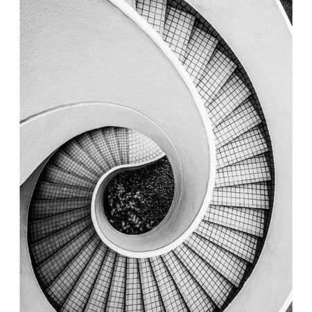 Poster BLACK AND WHITE ARCHITECTURAL SPIRAL STAIRCASE - Πολεις - Χαρτες Sticky 2