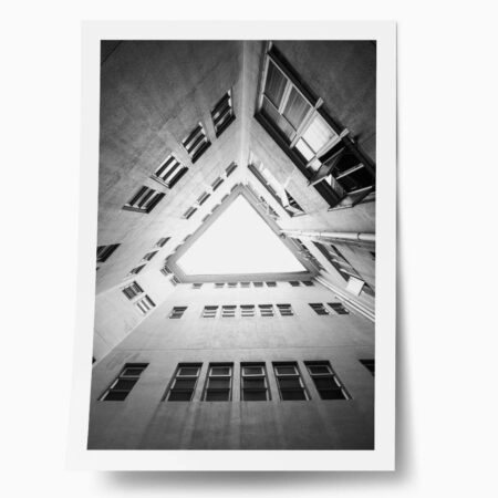 Poster BLACK AND WHITE ARCHITECTURAL TRIANGULAR COURTYARD - Πολεις - Χαρτες