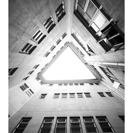 Poster BLACK AND WHITE ARCHITECTURAL TRIANGULAR COURTYARD - Πολεις - Χαρτες Sticky 2