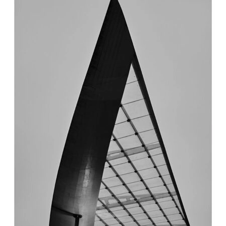 Poster BLACK AND WHITE ARCHITECTURAL TRIANGULAR ROOFTOP STRUCTURE - Πολεις - Χαρτες Sticky 2