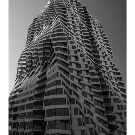 Poster BLACK AND WHITE ARCHITECTURAL TWISTING BUILDING - Πολεις - Χαρτες Sticky 2