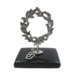 Tabletop charm black/silver laurel wreath on glass base - 8x9cm