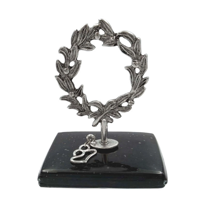 Tabletop charm black/silver laurel wreath on glass base - 8x9cm