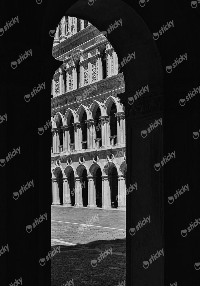 Πίνακας σε Καμβά BLACK AND WHITE ARCHITECTURAL ARCHWAY