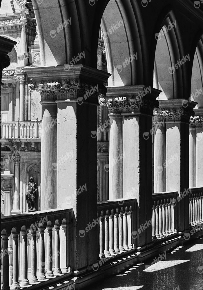 Πίνακας σε Καμβά BLACK AND WHITE ARCHITECTURAL GOTHIC COLUMNS