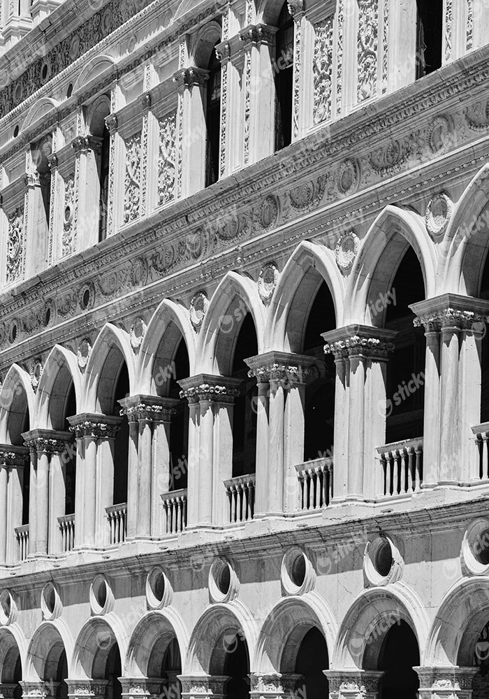 Πίνακας σε Καμβά BLACK AND WHITE ARCHITECTURAL GOTHIC FACADE