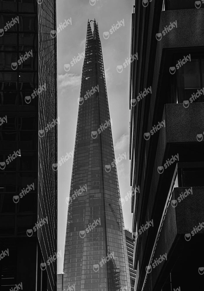 Πίνακας σε Καμβά BLACK AND WHITE ARCHITECTURAL PYRAMID SKYSCRAPER