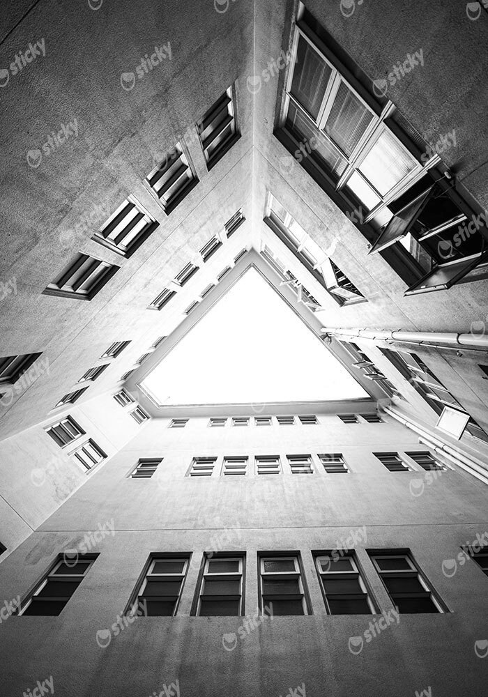 Πίνακας σε Καμβά BLACK AND WHITE ARCHITECTURAL TRIANGULAR COURTYARD