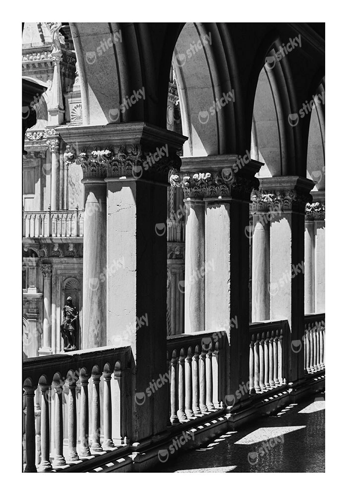 Poster BLACK AND WHITE ARCHITECTURAL GOTHIC COLUMNS