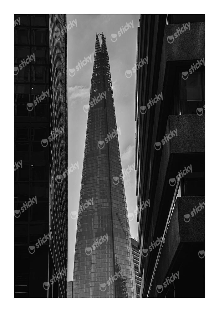 Poster BLACK AND WHITE ARCHITECTURAL PYRAMID SKYSCRAPER
