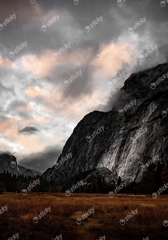 Πίνακας σε Καμβά RUSTIC FARMHOUSE FOGGY MOUNTAIN