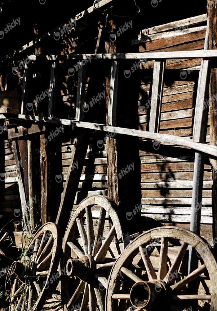 Πίνακας σε Καμβά RUSTIC FARMHOUSE OLD WHEELS