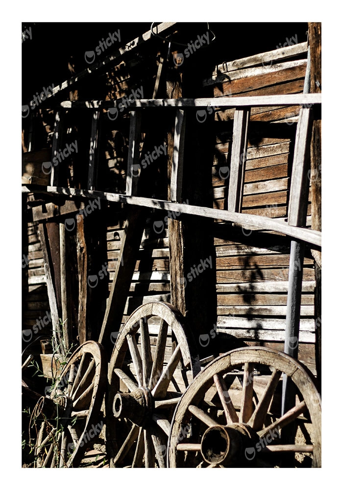 Poster RUSTIC FARMHOUSE OLD WHEELS