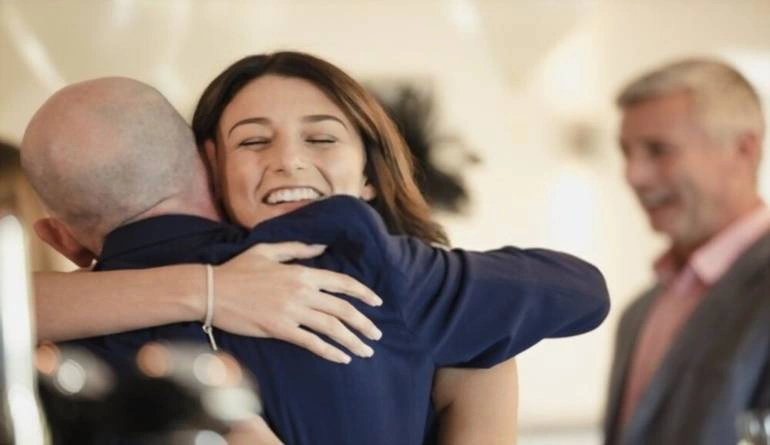 Τρυφερή αγκαλιά της νύφης με τον μπαμπά της