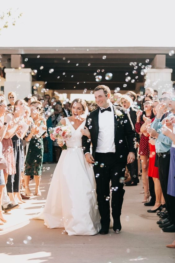 Είσοδος ζευγαριού σε γάμο