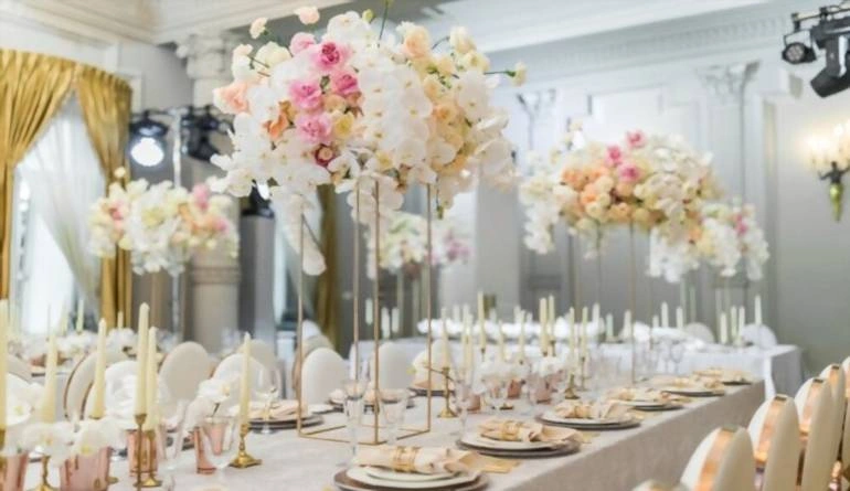 Στολισμός τραπεζιού γάμου με λευκές και ροζ ορχιδέες