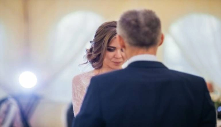 Χορός της νύφης με τον μπαμπά της σε αμήχανη στιγμή