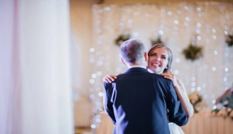 Χαρούμενη νύφη χορεύει με τον πατέρα της
