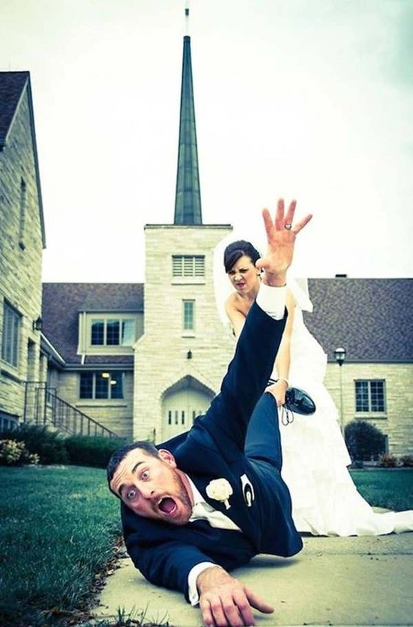 Ο γαμπρός θέλει να φύγει και η νύφη τον τραβάει