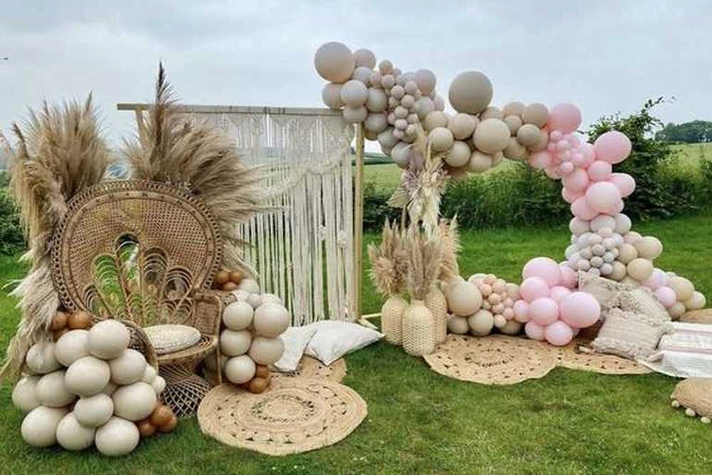 Boho Chic βάπτιση με ψάθινη καρέκλα, μπαλόνια και αψίδα