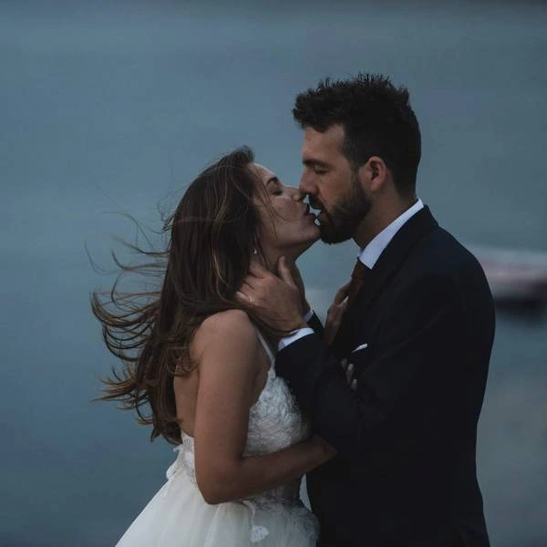 Νύφη και γαμπρός ανταλλάσσουν ένα φιλί σε μια ρομαντική στιγμή