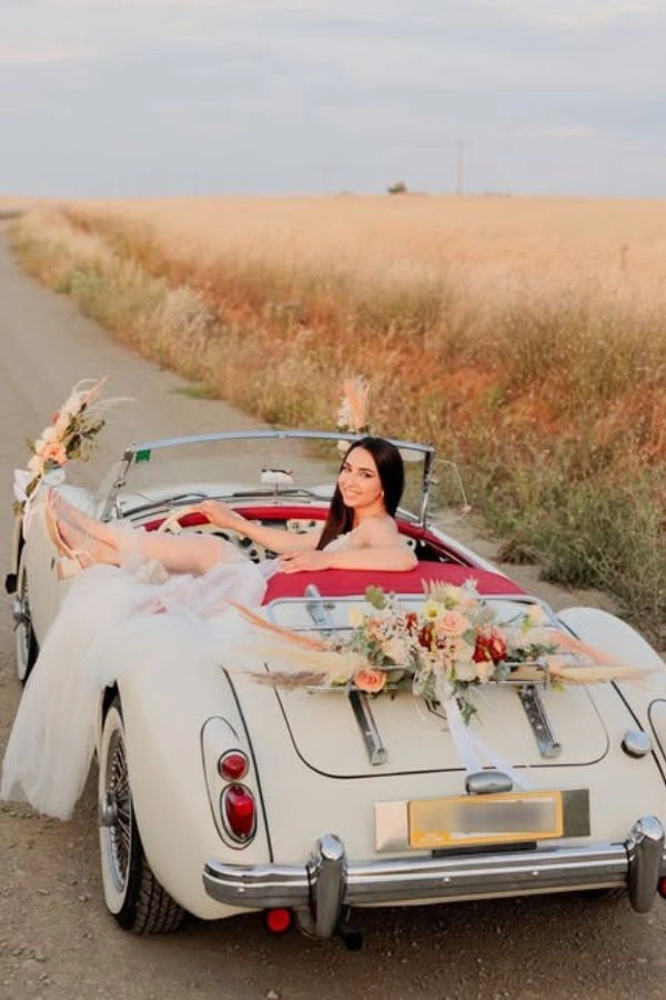 Γαμήλιο αυτοκίνηο με νύφη 