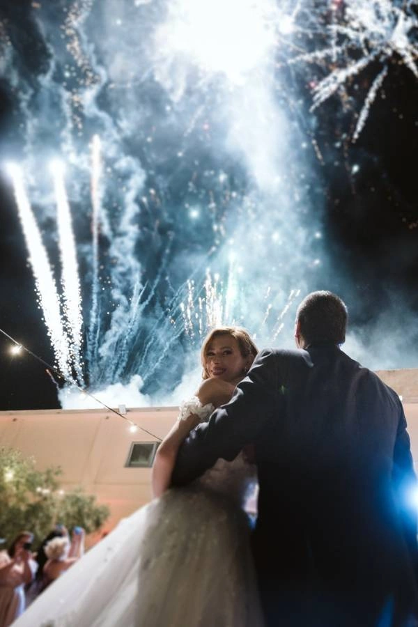 Νύφη και γαμπρός βλέπου τα πυροτεχνήματα