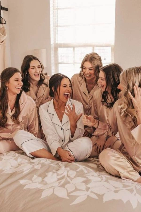 Μια φωτογραφία από το bachelorette party, με την νύφη και τις παράνυφους να γελούν στο κρεβάτι.